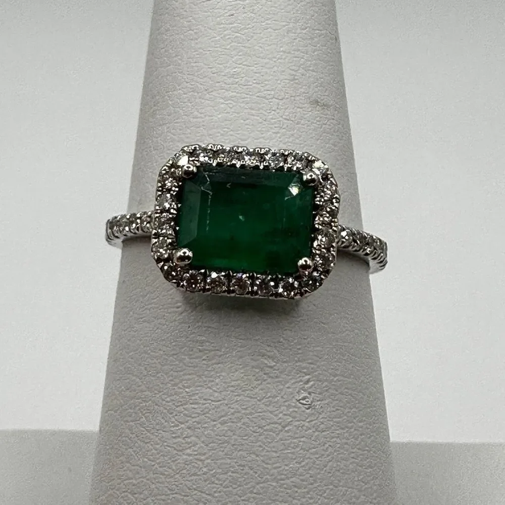 NWT 1.21ct emerald with‎ halo of diamonds all set in 14k white gold!